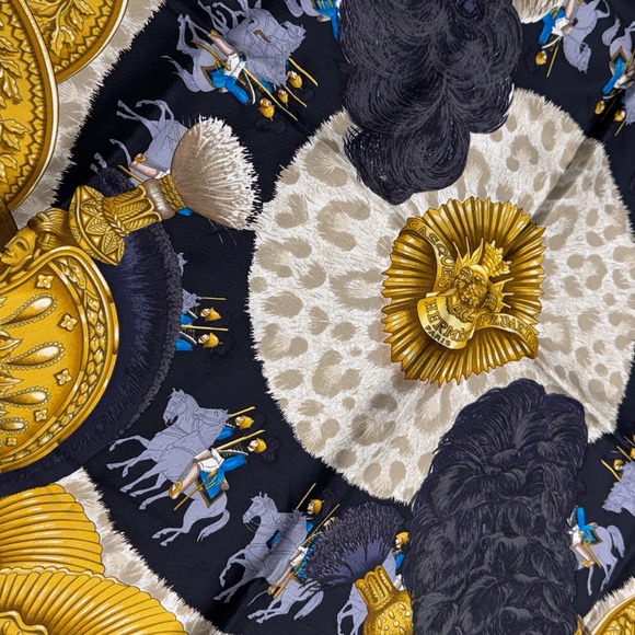 Vintage Hermes "Casques et Plumets" Silk Scarf Carre 90, by Julie Abadie in 1989 - Picture 8 of 8